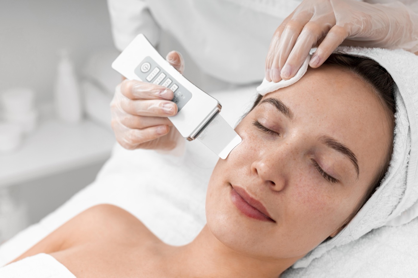 Tratamiento facial cosmetológico con ultrasonido en consulta