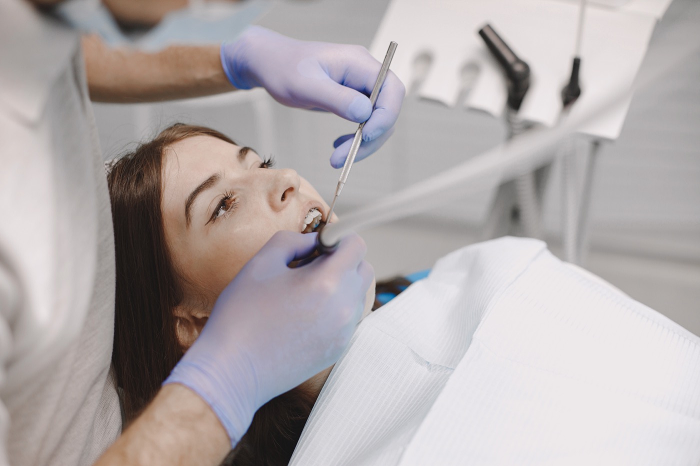 Destartraje dental con instrumental clínico