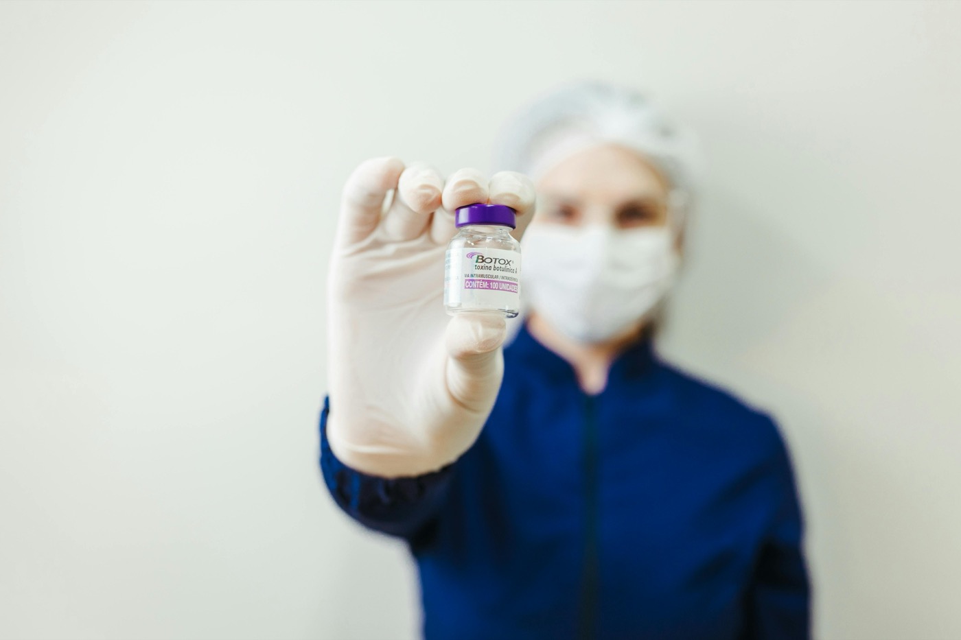 Frasco de toxina botulínica en consulta estética